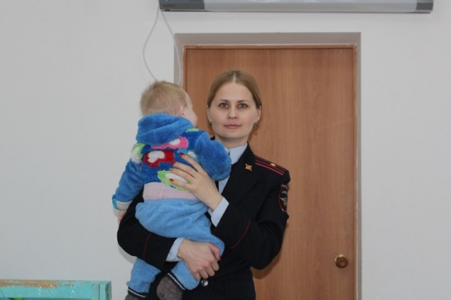 Нерадивая мать бросила беспомощных малышей в опасном запертом доме