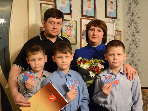 Глава города Илай Ахметов поздравил тройняшек Гришановых с 10-летием