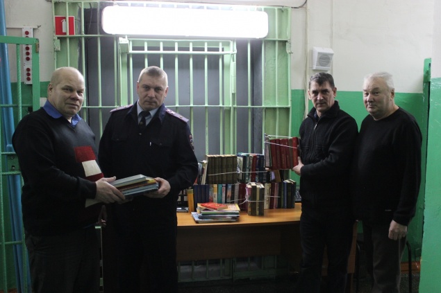 Ветераны органов внутренних дел подарили книги изолятору временного содержания