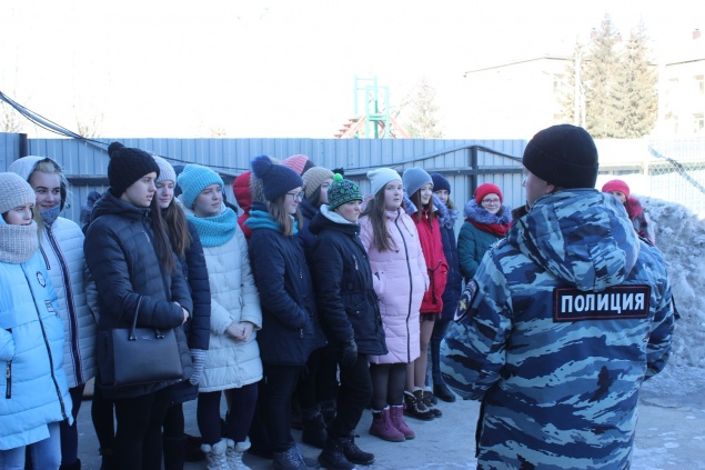 В Ачинске воспитанницы Мариинской женской гимназии посетили кинологическую службу полиции