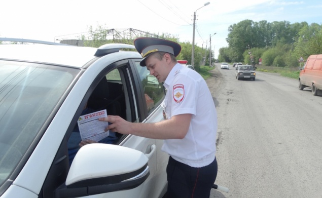 Дорожные полицейские в Ачинске напомнили водителям о соблюдении безопасности на железнодорожных переездах