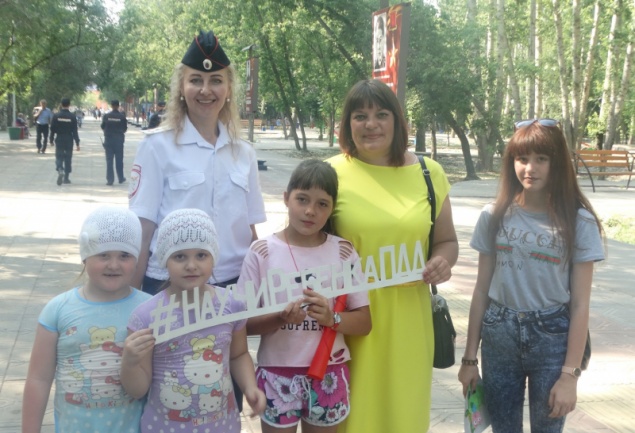 Госавтоинспекторы В Ачинске с посетителями городского парка проводят разъяснительные беседы о соблюдении ПДД