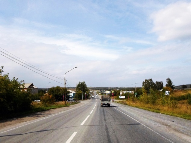 Сотрудники ГИБДД разъясняют правила проезда регулируемого перекрестка федеральной трассы Р-255 и шоссе нефтяников