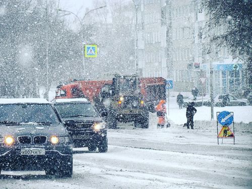 Ачинск завалило снегом. Дорожные службы работают в экстренном режиме