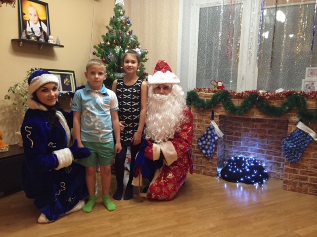 В Ачинске Полицейский Дед Мороз со Снегурочкой поздравили детей сотрудников ОВД с наступающим праздником