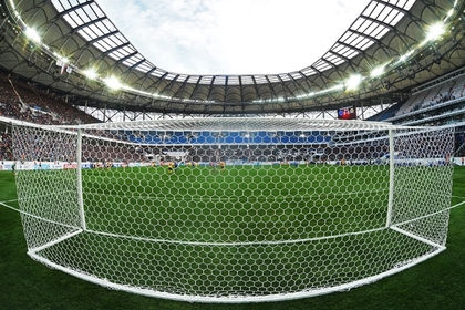 Футболист влетел в ворота и сломал штангу