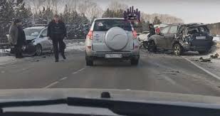 Иномарки раскидало на трассе в жесткой массовой аварии под Красноярском