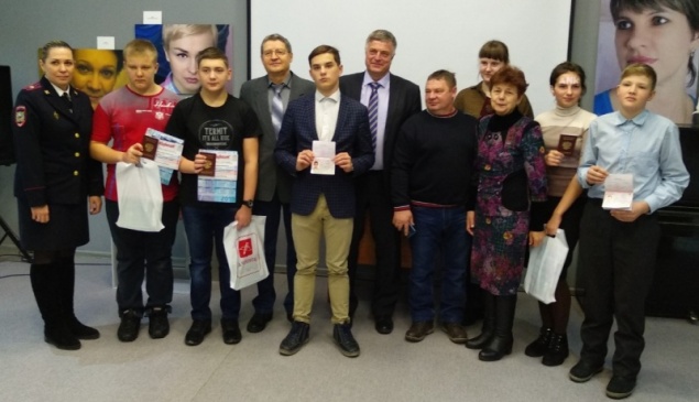 Полицейские Ачинска торжественно вручили паспорта гражданина Российской Федерации