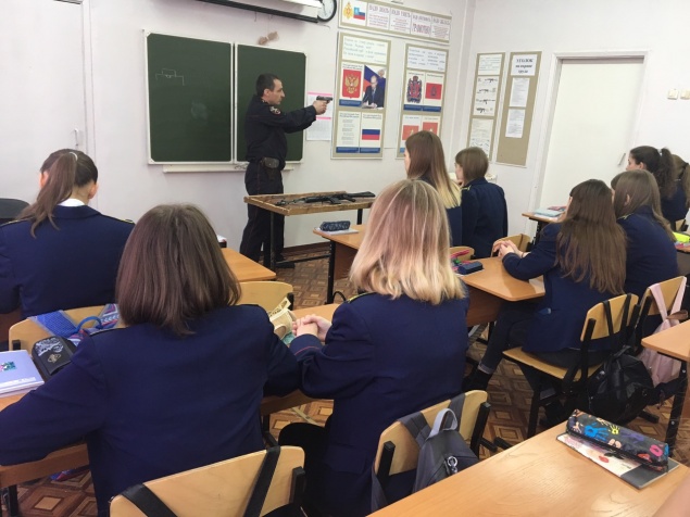В Ачинске слушатели полицейского класса побывали на уроке огневой подготовки