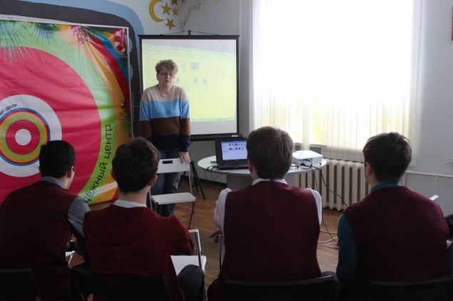 Полицейские и специалисты молодежного центра провели интерактивную игру для подростков Ачинского района