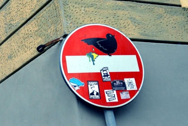 Знак «кирпич» висит слева от дороги. Есть шанс оспорить решение суда о лишении прав?