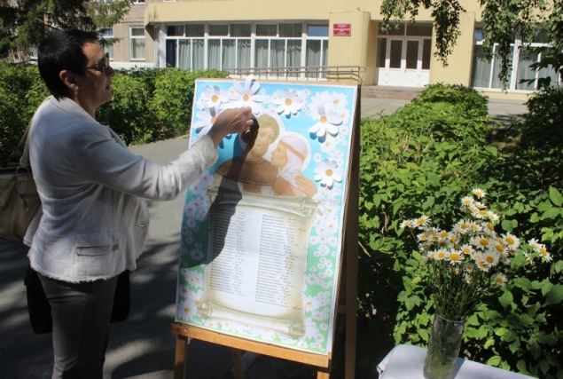 В Ачинске автополицейские вручали семьям световозвращающие ромашки