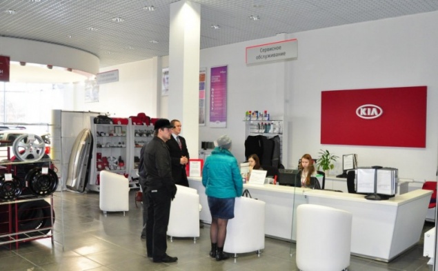 С постановкой авто на учет в автосалоне могут возникнуть проблемы — специалистов нет