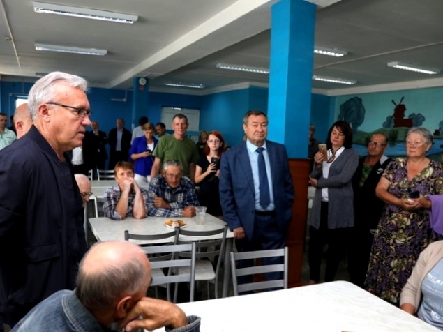 Александр Усс посетил пункт временного пребывания жителей деревни Каменки