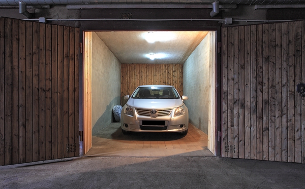 Почему нельзя хранить мокрую машину в гараже или крытом паркинге?