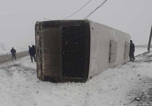 В Норильске во время первой метели перевернулся автобус с людьми. Есть пострадавшие