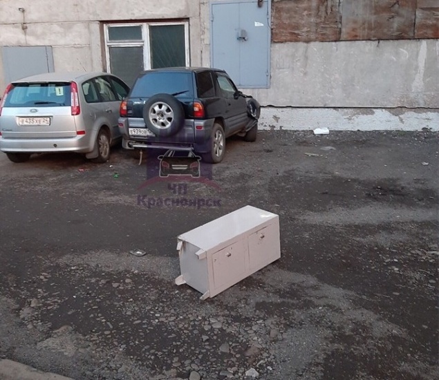 Выбросившей сейф из окна на машину оказалась 17-летняя красноярка