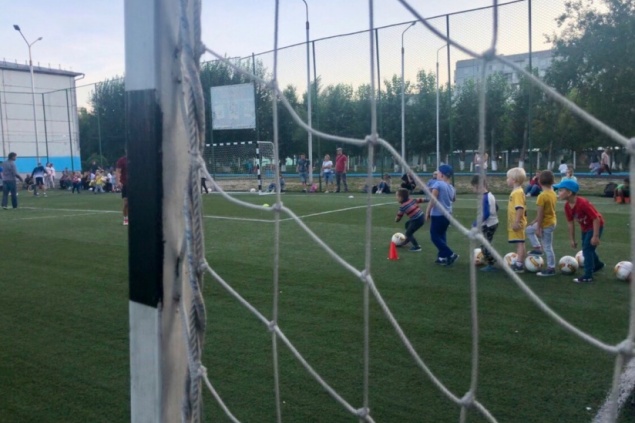 Школьник раскачался на футбольных воротах и получил серьезную травму головы