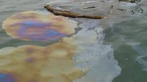 В Лесосибирске водитель бензовоза случайно вылил солярку в Енисей. Проводится проверка