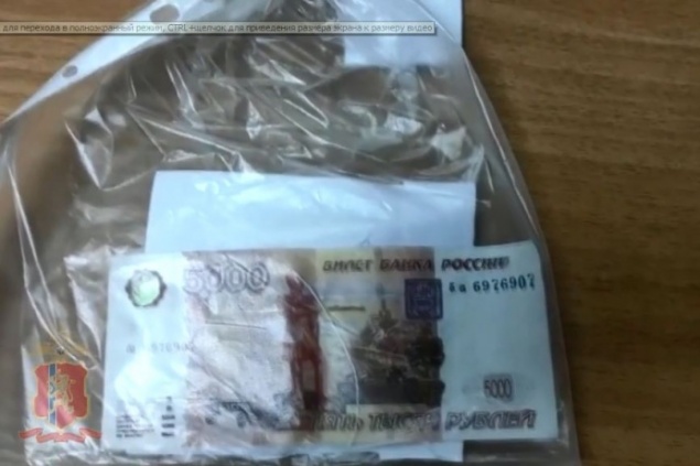 Полиция поймала молодую норильчанку с двумя поддельными 5-тысячными купюрами