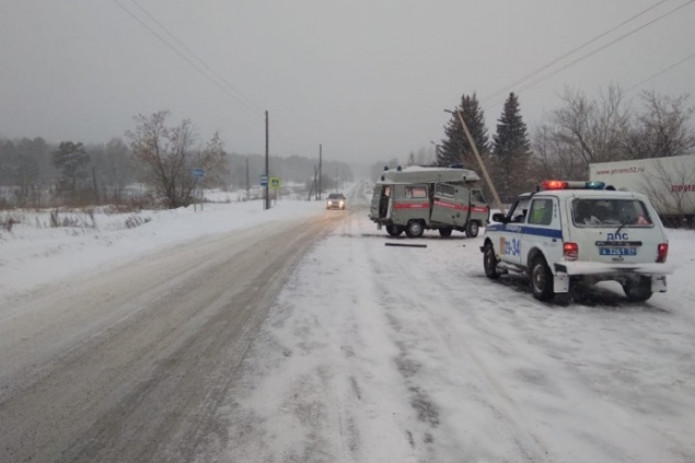 Фура протаранила поворачивающий автомобиль скорой и влетела в дом. Есть погибший