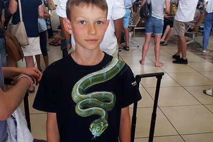 Ребенка заставили раздеться перед посадкой в самолет из-за рисунка на футболке