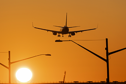 Самолет совершил экстренную посадку из-за оставшегося без штанов бортпроводника