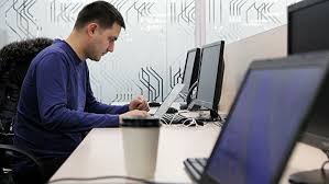 В Красноярском крае мужчины находят работу быстрее женщин