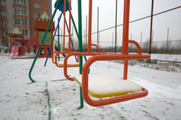 Из семьи изъяли детей за то, что они выбежали на улицу без верхней одежды