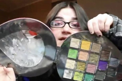 Бьюти-блогерша побила двухлетнюю дочь за испорченную косметику