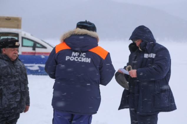 На льдине у о. Татышев заметили трех дрейфующих рыбаков