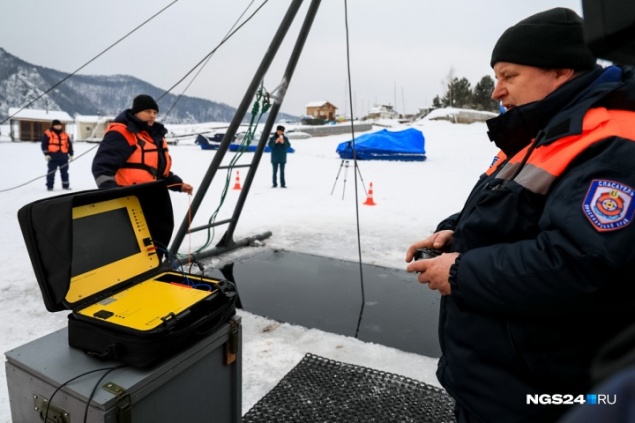 Мужчина выехал на тонкий лед на «Тойоте» и провалился