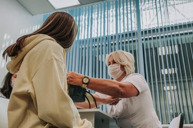 Красноярцы, прилетевшие из Азии, из-за долгой выдачи справок брали штурмом выход из аэропорта