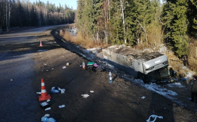 На трассе под Красноярском перевернулся автобус с пассажирами