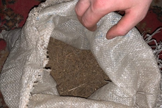 В Красноярском крае задержали наркоторговца во время сделки с покупателем