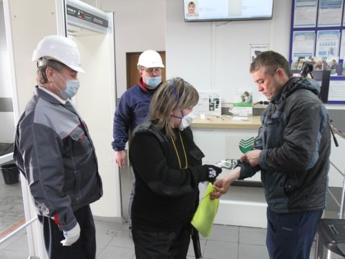 Илай Ахметов проверил работу АО «РУСАЛ-Ачинск» в период противодействия COVID-19