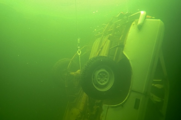 Из озера под Красноярском спасатели достали автомобиль с телом девушки