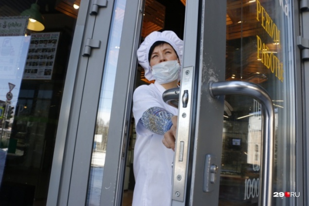 Готовьтесь ужинать через одно место: Роспотребнадзор рассказал, когда откроются кафе после карантина