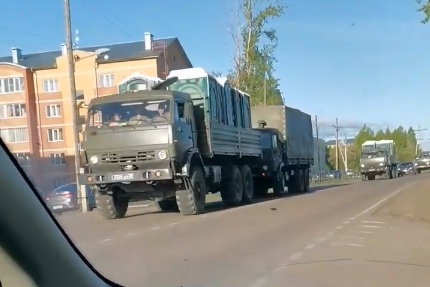 На въезде в Северо-Енисейск сняли огромную колонну военных грузовиков