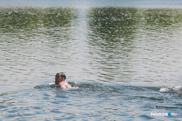 «Недалеко от берега, но глубоко»: незнакомец вытащил из Енисея тонущего мальчика