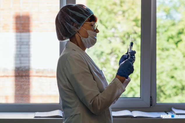 Вирусолог рассказал, как в России делают вакцину от коронавируса и сколько еще её ждать