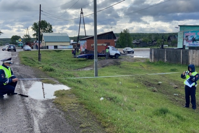 Водитель "Жигулей" без прав с семью пассажирами в салоне влетел в магазин. Есть погибшие
