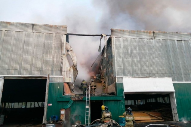 На юге Красноярского края на 5 тысячах квадратов выгорел склад пиломатериалов