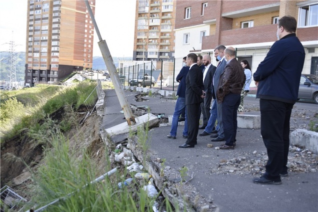 «Никакой угрозы нет»: в мэрии рассказали, что будут делать со сползающим склоном в Студгородке