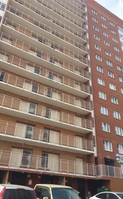 В Солнечном с подъездного балкона упал ребенок: не спасли