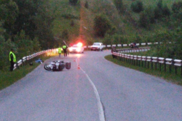 Красноярец катал на спортивном мотоцикле сына и врезался в ограждение. Подросток погиб