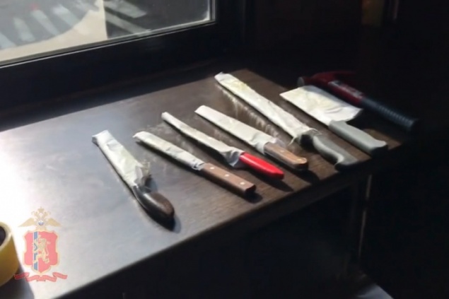 Ножи, пневматика и одежда в крови: в квартирах участников массовой драки в Норильске провели обыски