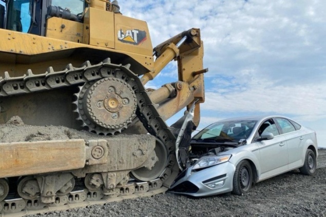 Трактор наехал на машину полиции, на которой сотрудники проехали по сообщению о сливе отходов в Норильске