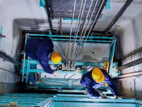 В Ачинске в шести высотных многоэтажных домах установят 15 современных и безопасных лифтов