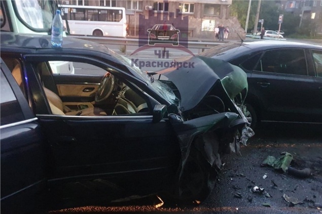 На правобережье Красноярска столкнулись 4 машины и 2 автобуса: есть пострадавшие